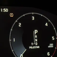 Świeci kontrolka TPMS? Jak ją wyłączyć i zresetować system