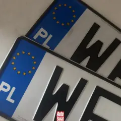 Dwie polskie tablice rejestracyjne z literami "WE". Zastanawiasz się, ile czasu na przerejestrowanie samochodu?