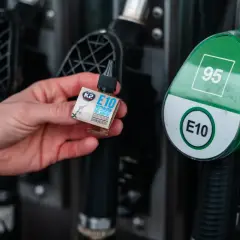 E10 w baku? Sprawdź kompatybilność auta i uniknij awarii!