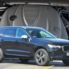 Czarny Volvo XC60 z widocznym silnikiem w tle. Dyskusja na forum: volvo xc60 jaki silnik wybrać.