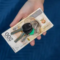 Kluczyki do auta na banknocie 200 zł. Zastanawiasz się, ile kosztuje rejestracja samochodu?