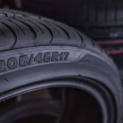 Jakie opony do Audi A4 B8? Poradnik: rozmiary, typy, rekomendacje