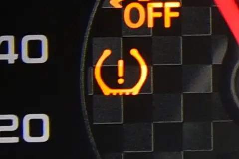 Jakie ciśnienie w oponach? Gdzie sprawdzić i jak dbać o bezpieczeństwo?