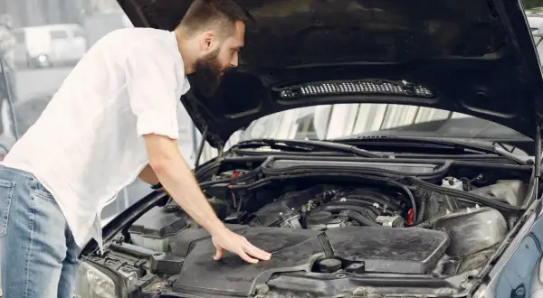 Wpadający pedał sprzęgła? Objawy awarii pompy i trafna diagnoza