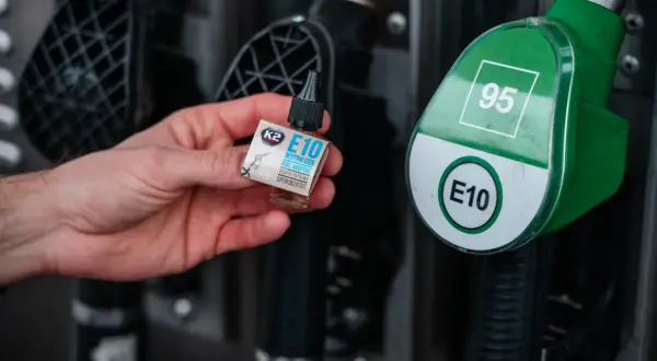E10 w baku? Sprawdź kompatybilność auta i uniknij awarii!