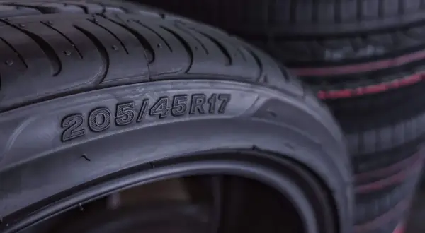 Jakie opony do Audi A4 B8? Poradnik: rozmiary, typy, rekomendacje