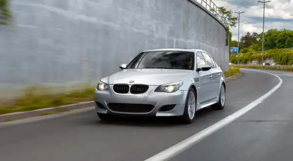 BMW M5 V10 E60/E61: Ikona, koszty i pułapki. Czy warto kupić?