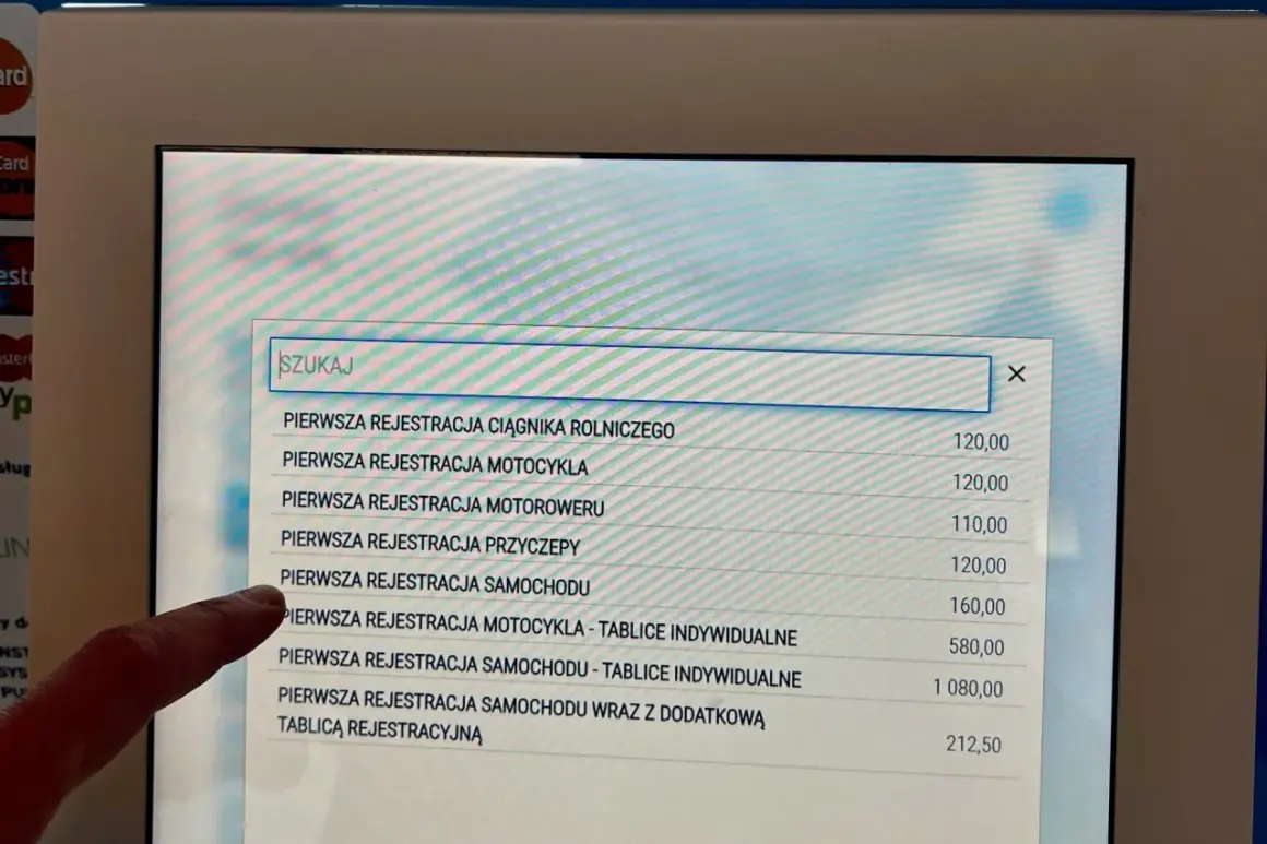 Na ekranie terminala widać cennik usług. Palec wskazuje "PIERWSZA REJESTRACJA SAMOCHODU" za 160 zł. To informacja, ile kosztuje przerejestrowanie samochodu bez zmiany tablic.