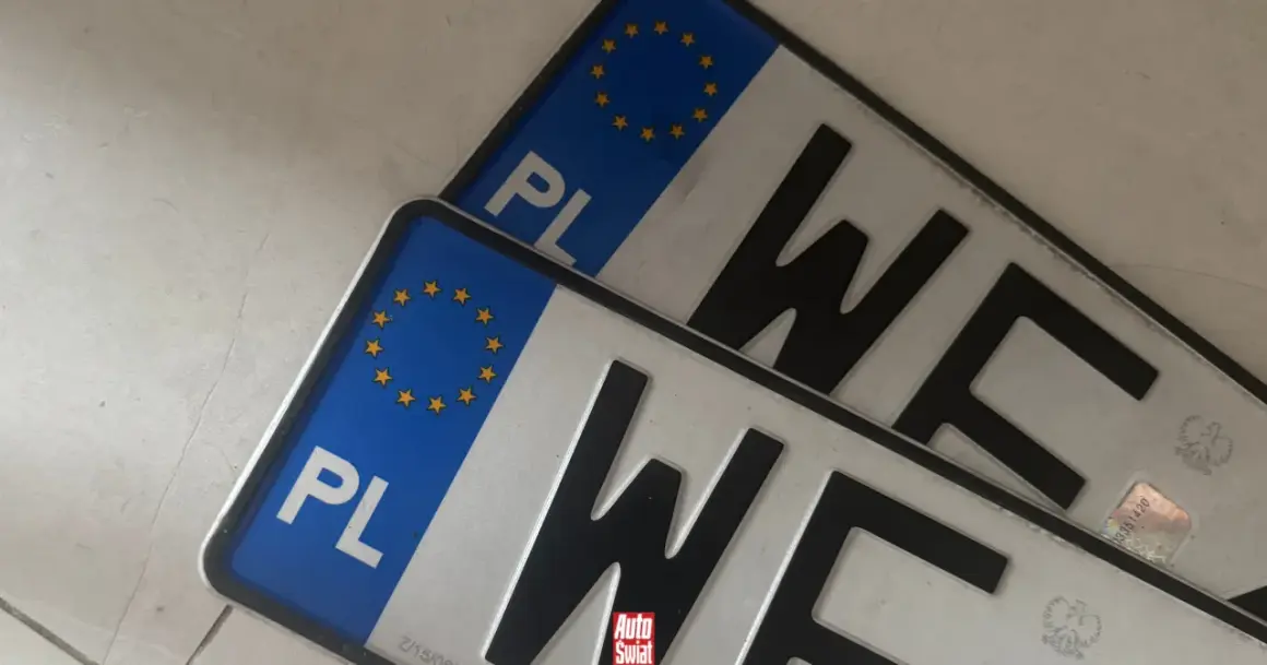 Dwie polskie tablice rejestracyjne z literami "WE". Zastanawiasz się, ile czasu na przerejestrowanie samochodu?