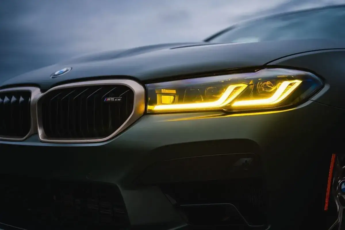 BMW M5 CS detale złote ż&oacute;łte światła