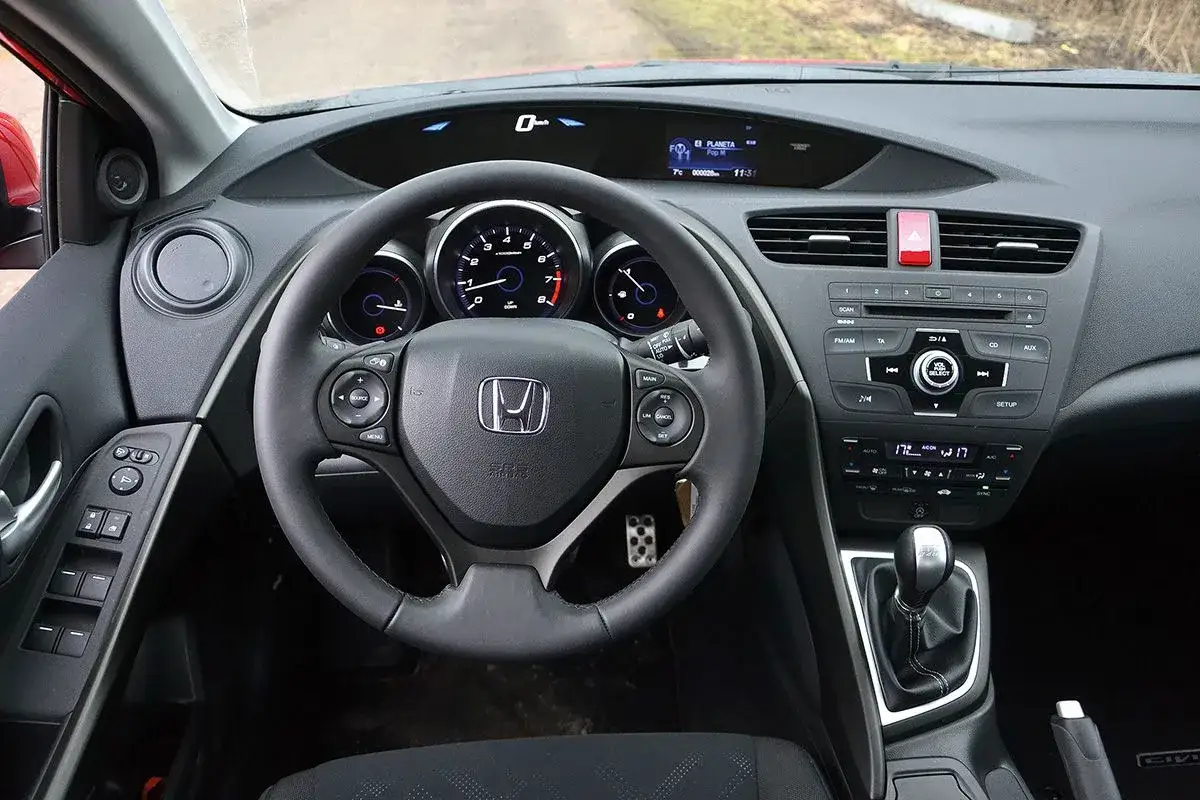 Honda Civic VIII UFO wnętrze