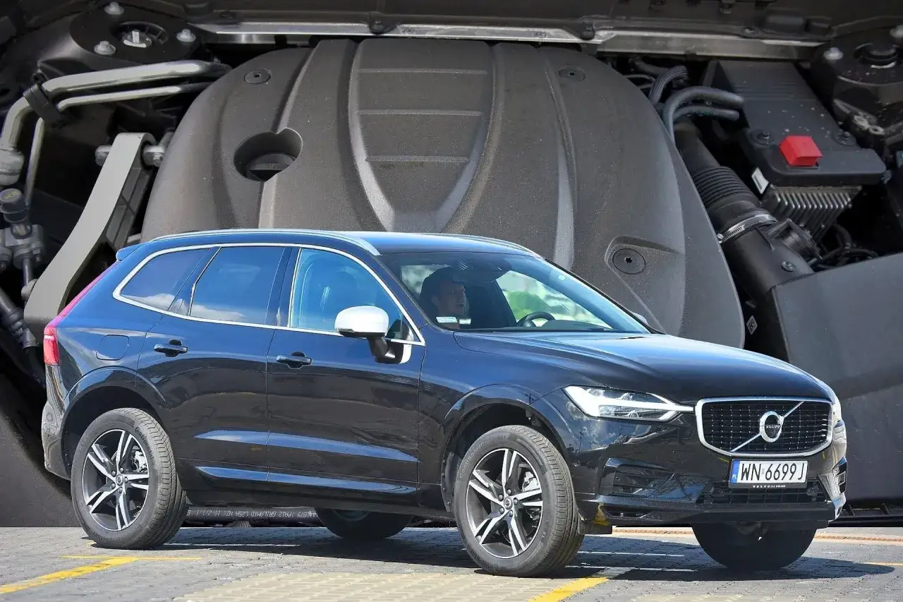 Czarny Volvo XC60 z widocznym silnikiem w tle. Dyskusja na forum: volvo xc60 jaki silnik wybrać.
