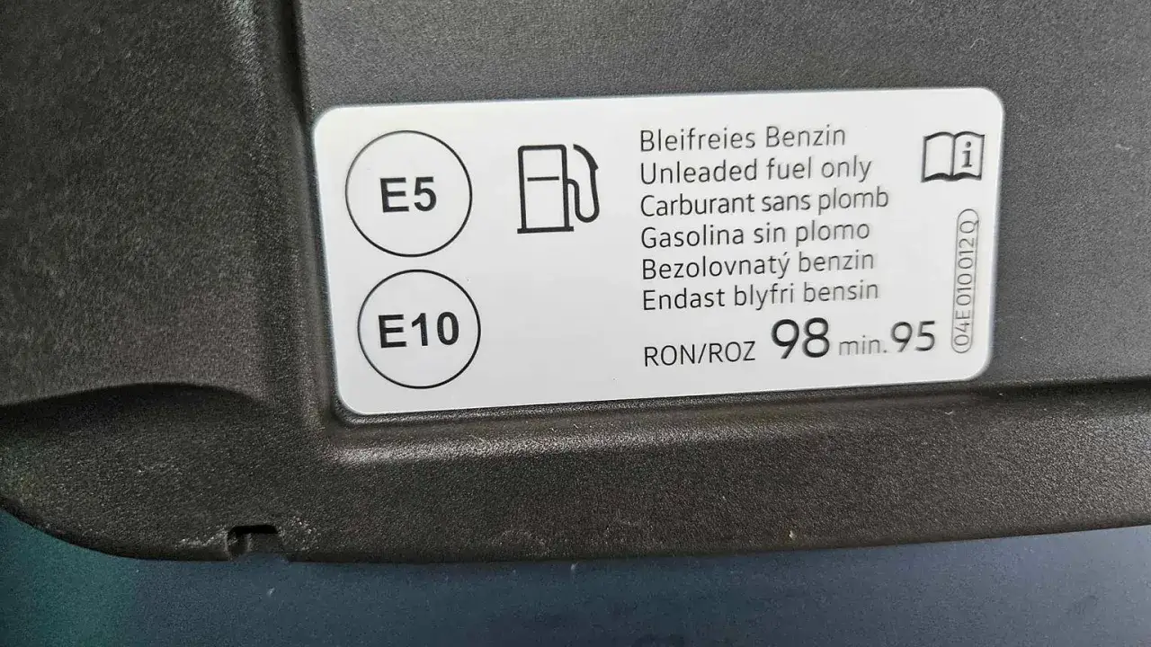 Oznaczenie paliwa E10 na dystrybutorze lub klapce wlewu