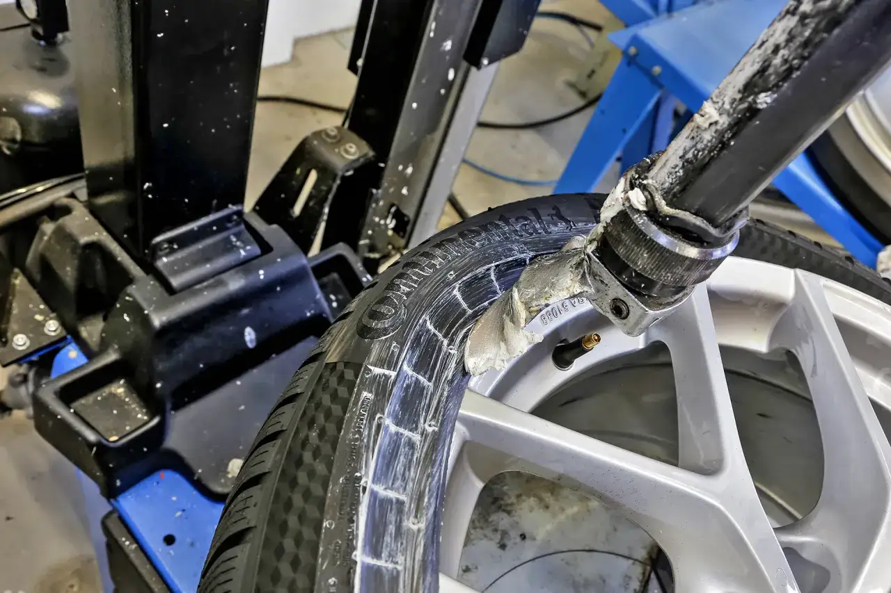 montaż opony niskoprofilowej na feldze aluminiowej