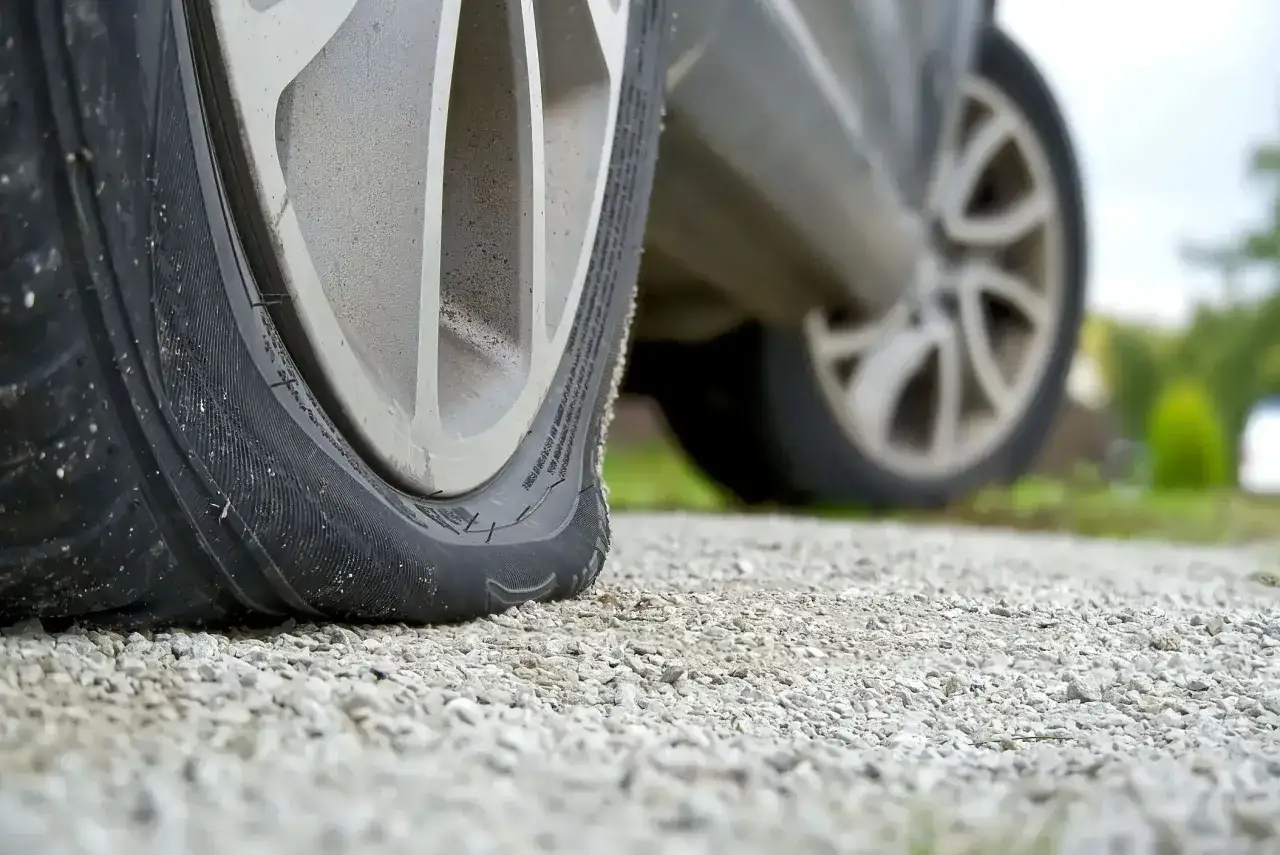 pęknięcia na oponie, sparciała guma opony, wybrzuszenie na oponie