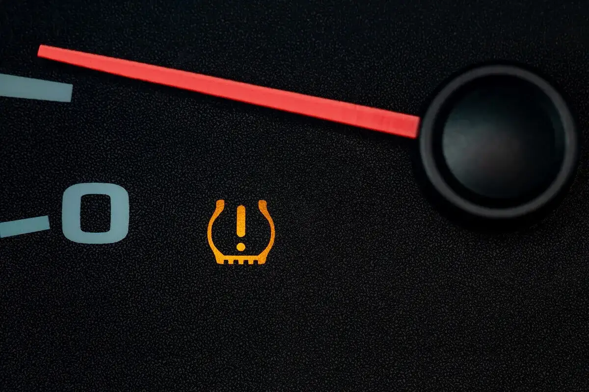 kontrolka ciśnienia w oponach TPMS świecąca się na desce rozdzielczej