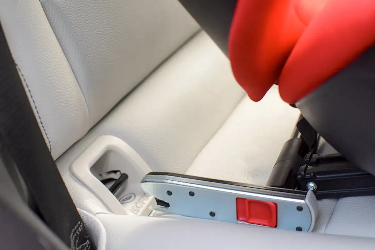 montaż nosidełka isofix w samochodzie krok po kroku