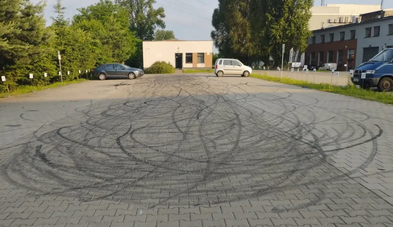 ślady opon na kostce brukowej