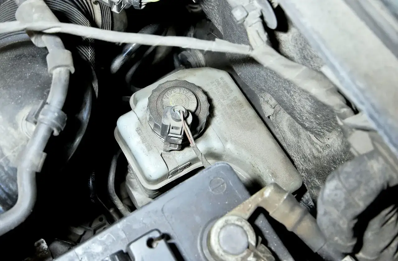 BMW E60 komora silnika zbiornik płynu hamulcowego lokalizacja
